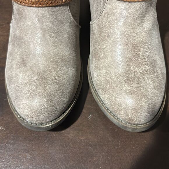 NIB Nee SO Tan Beige Belted Zippered Ankle Boots Size 8.5 - Picture 4 of 11